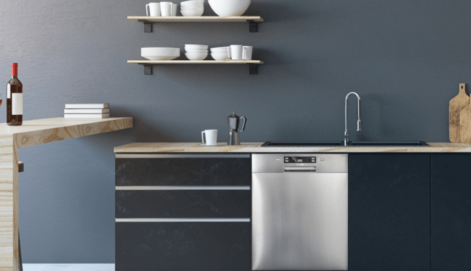 Moderne Küchentheke mit Haushaltsgroßgeräten der Marke KOENIC, Waschmaschine, Waschbecken, in Küchenumgebung, Panorama