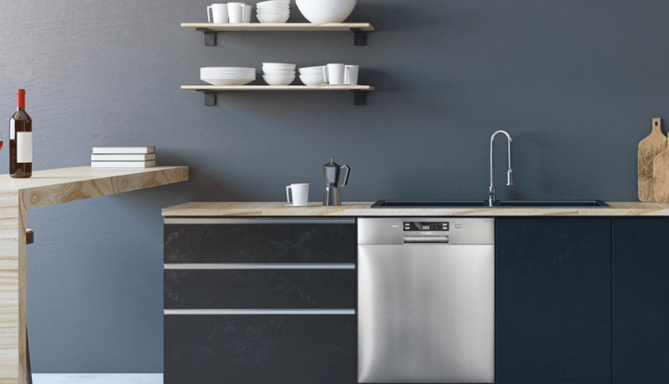 Comptoir de cuisine moderne avec gros appareils ménagers de la marque KOENIC, machine à laver, lavabo, dans un environnement de cuisine, panorama