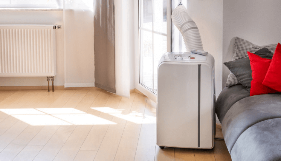 Ar condicionado branco da marca KOENIC, em ambiente de sala de estar moderno, o sol brilha através da janela